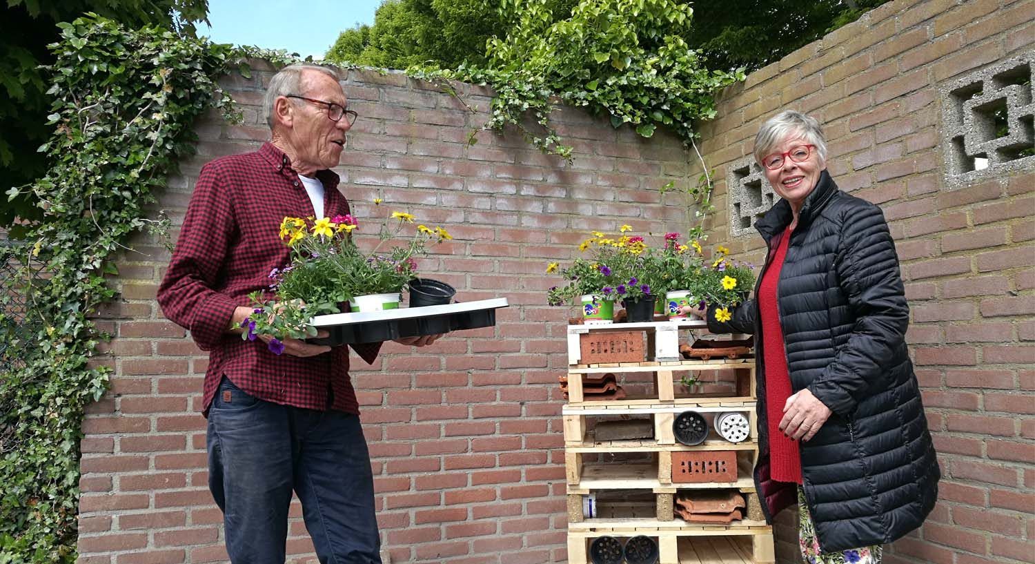 Odensehuis Hoeksche Waard | Ouderen in tuin